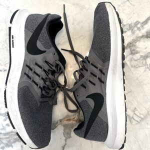 Nike Run Swift
Gunsmoke

908989-017

Gunsmoke/Black/White
Grey